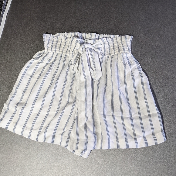 NWT Hollister High-Rise Paperbag Shorts - Picture 2 of 3